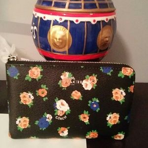 🌷HP 5/20 COACH TEA ROSE CORNER ZIP WRISTLET